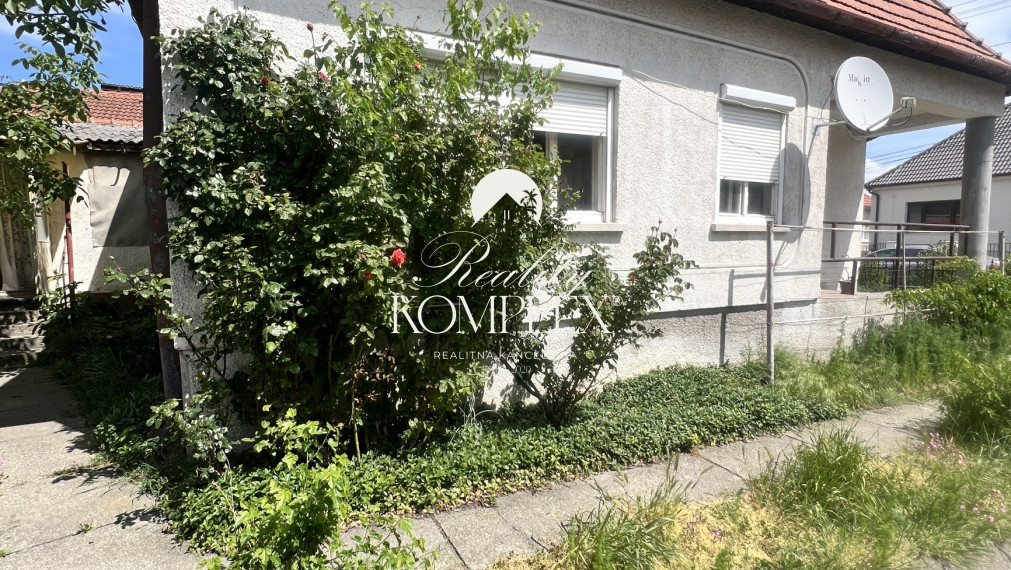 Reality KOMPLEX s.r.o. Vám ponúka na PREDAJ starší tehlový rodinný dom v obci Iža, pri Komárne