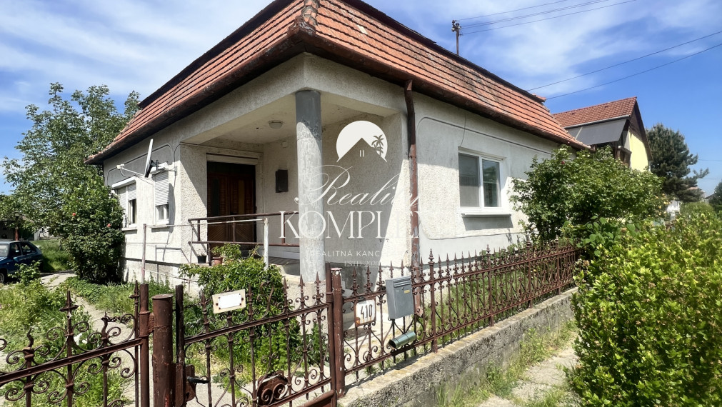 Reality KOMPLEX s.r.o. Vám ponúka na PREDAJ starší tehlový rodinný dom v obci Iža, pri Komárne