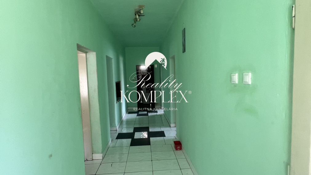 Reality KOMPLEX s.r.o. Vám ponúka na PREDAJ starší tehlový rodinný dom v obci Iža, pri Komárne