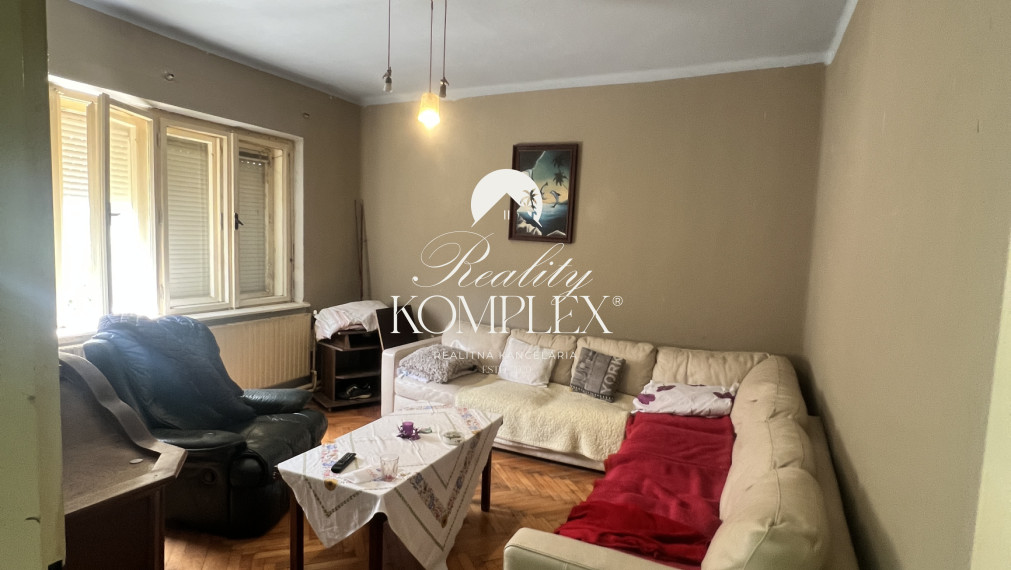 Reality KOMPLEX s.r.o. Vám ponúka na PREDAJ starší tehlový rodinný dom v obci Iža, pri Komárne