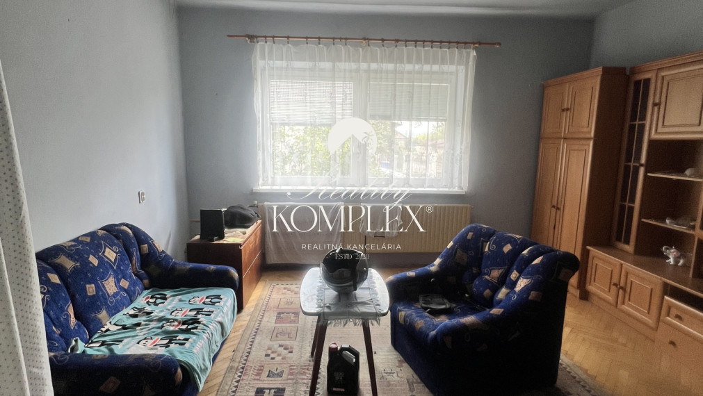 Reality KOMPLEX s.r.o. Vám ponúka na PREDAJ starší tehlový rodinný dom v obci Iža, pri Komárne