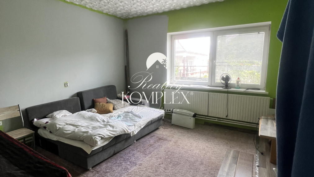 Reality KOMPLEX s.r.o. Vám ponúka na PREDAJ starší tehlový rodinný dom v obci Iža, pri Komárne
