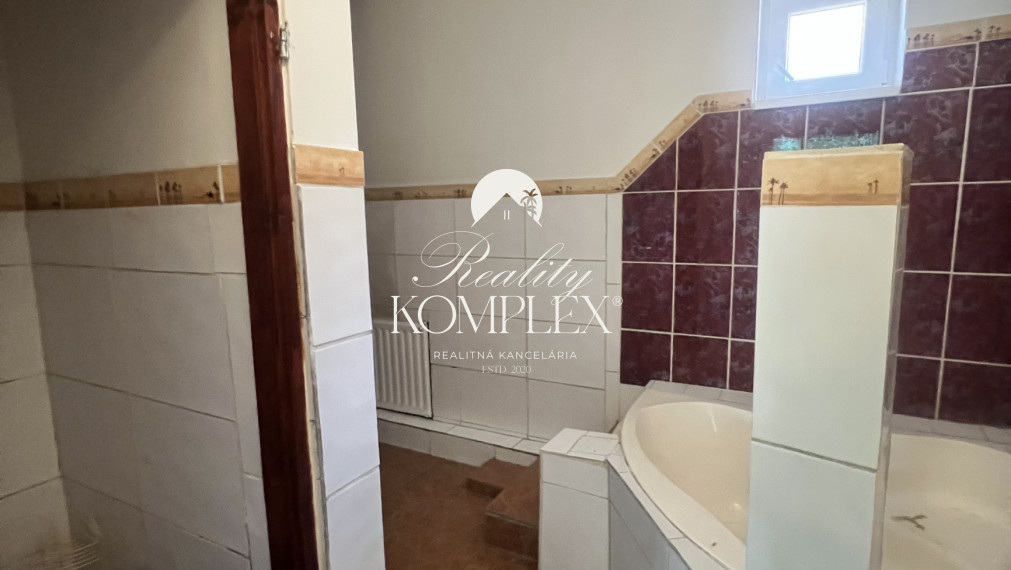 Reality KOMPLEX s.r.o. Vám ponúka na PREDAJ starší tehlový rodinný dom v obci Iža, pri Komárne