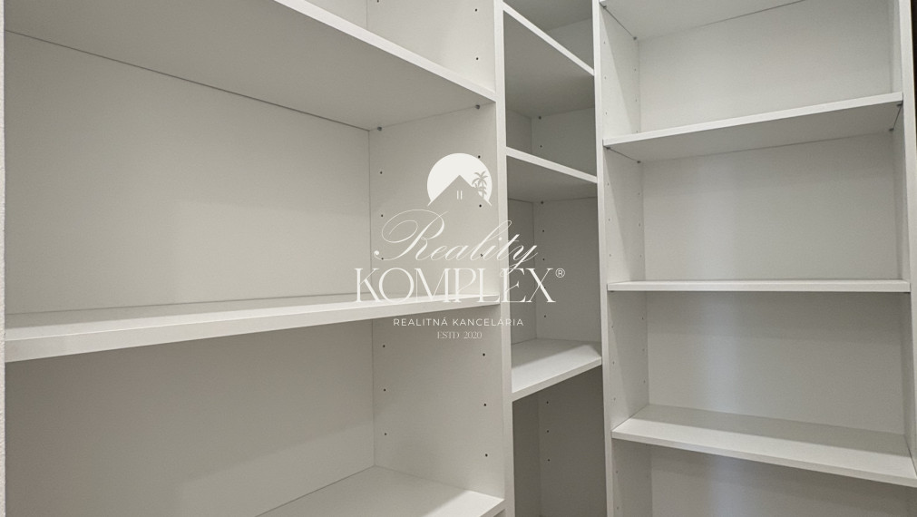 Reality KOMPLEX s.r.o. Vám ponúka na PREDAJ tento nádherný, kompletne zrekonštruovaný trojizbový byt veľmi blízko centra Komárna !!!