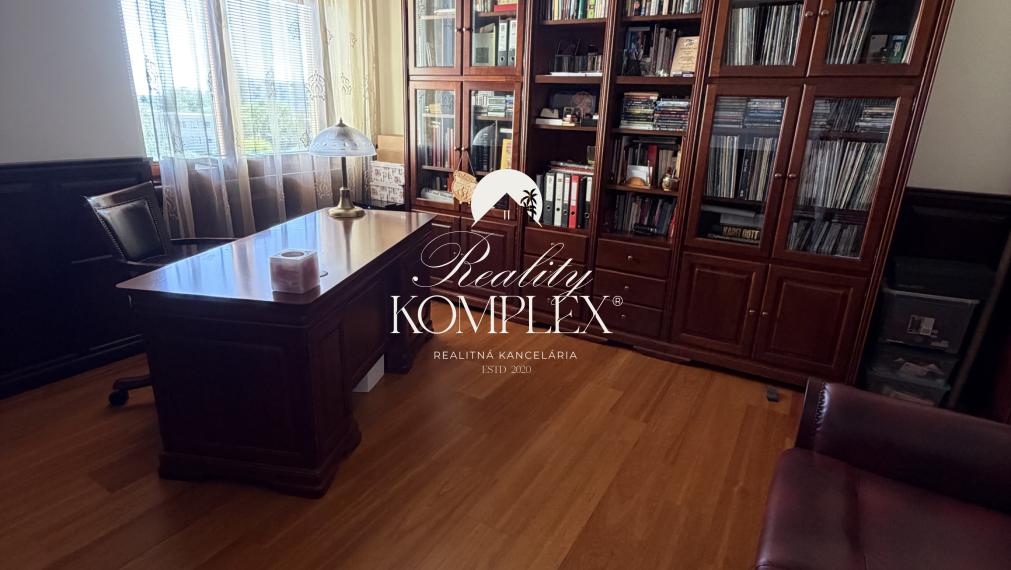 Reality KOMPLEX s.r.o. ponúkame Vám na predaj priestranný 3-izbový byt s výmerou 97 m², ktorý sa nachádza v centre mesta Dunajská Streda