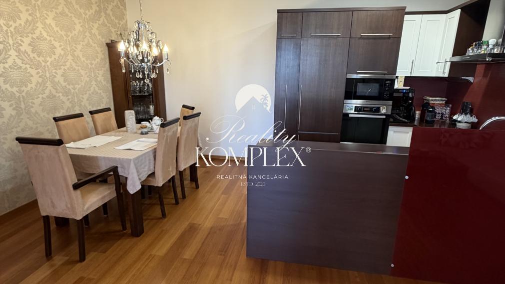 Reality KOMPLEX s.r.o. ponúkame Vám na predaj priestranný 3-izbový byt s výmerou 97 m², ktorý sa nachádza v centre mesta Dunajská Streda