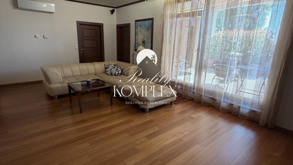 Reality KOMPLEX s.r.o. ponúkame Vám na predaj priestranný 3-izbový byt s výmerou 97 m², ktorý sa nachádza v centre mesta Dunajská Streda