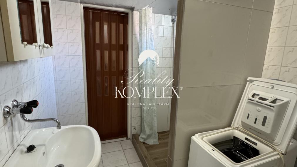 Reality KOMPLEX s.r.o., Vám ponúka na PRENÁJOM  2 izbový ,kompletne  zariadený  dvojdom v obci Amadého Kračany