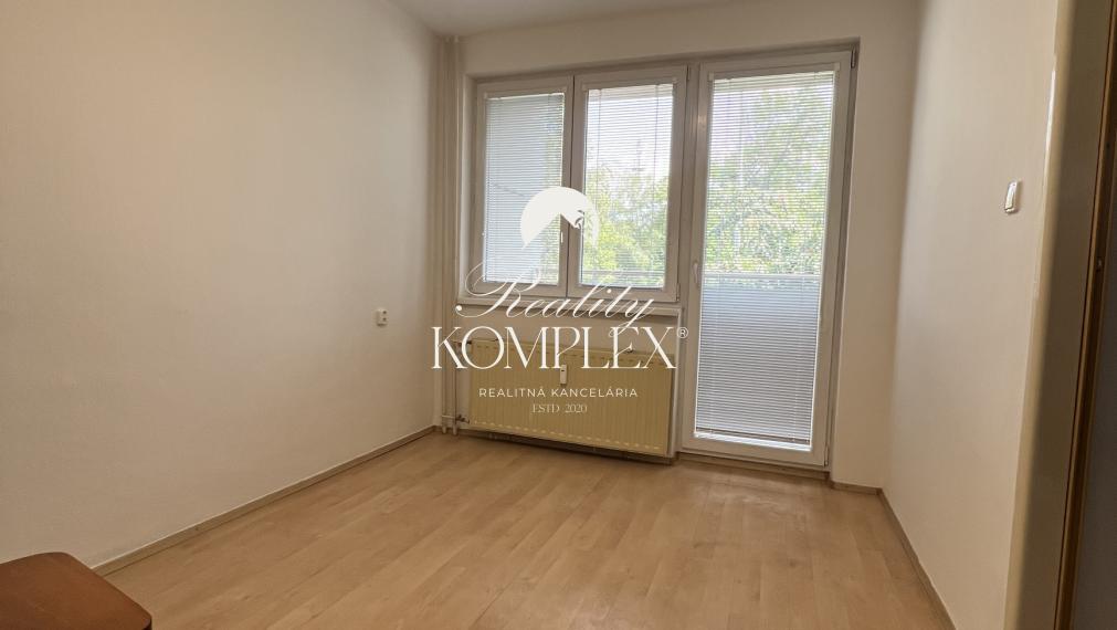 Na PREDAJ zachovalý trojizbový byt v centre Komárna s balkónom