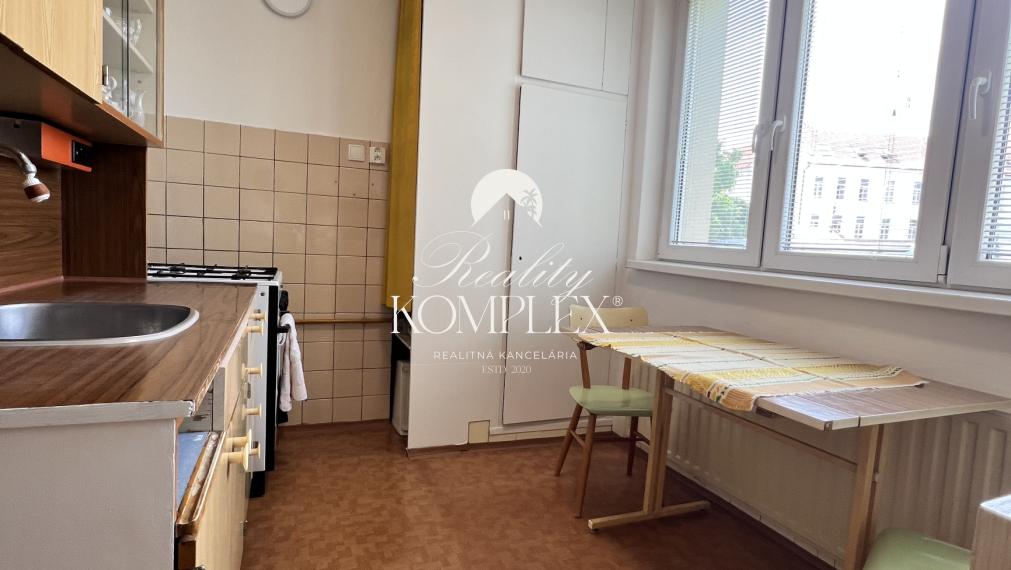 Na PREDAJ zachovalý trojizbový byt v centre Komárna s balkónom