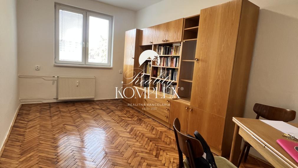 Na PREDAJ zachovalý trojizbový byt v centre Komárna s balkónom