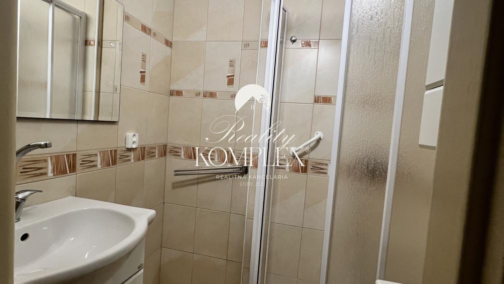 Na PREDAJ zachovalý trojizbový byt v centre Komárna s balkónom