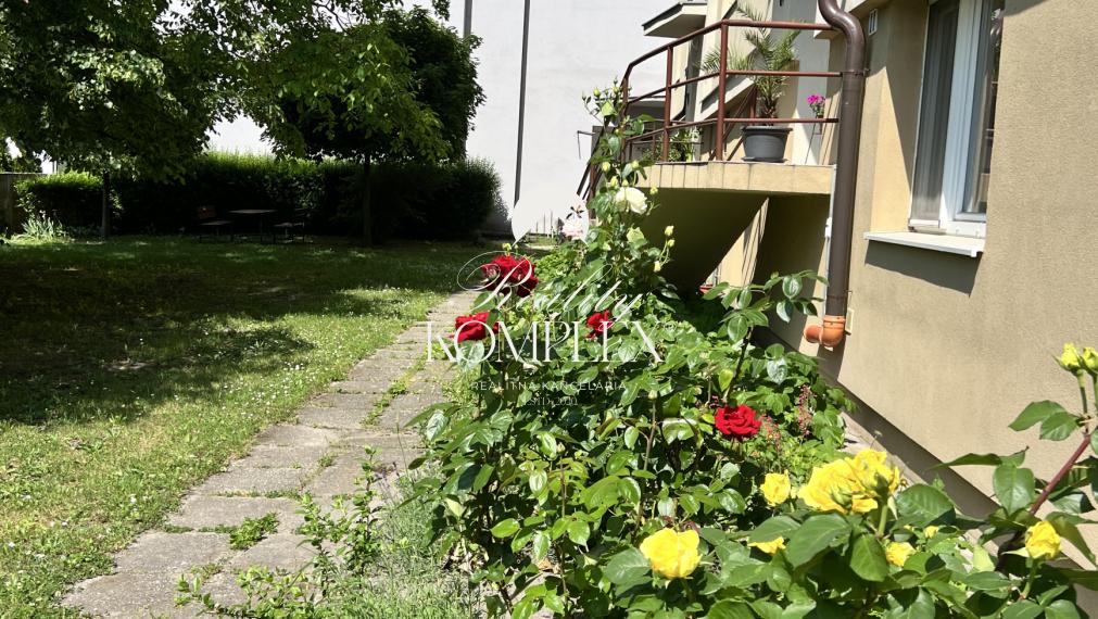 Na PREDAJ zachovalý trojizbový byt v centre Komárna s balkónom
