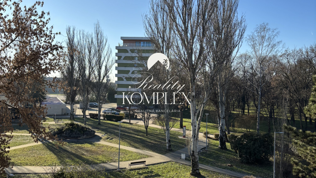 Iba u nás Vám Reality KOMPLEX s.r.o., ponúka na prenájom exkluzívny, nadštandardne zariadený trojizbový byt v atraktívnej lokalite, 250 m od centra mesta Komárno.