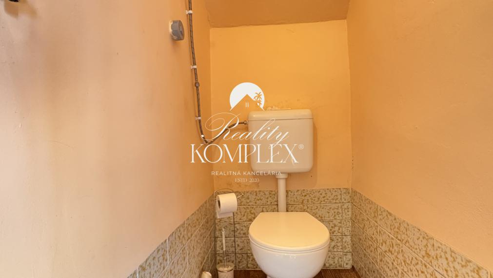 Iba u nás !!! Reality Komplex s.r.o., Vám exkluzívne ponúka na predaj priestranný rodinný dom v pokojnej obci Pribeta !!!