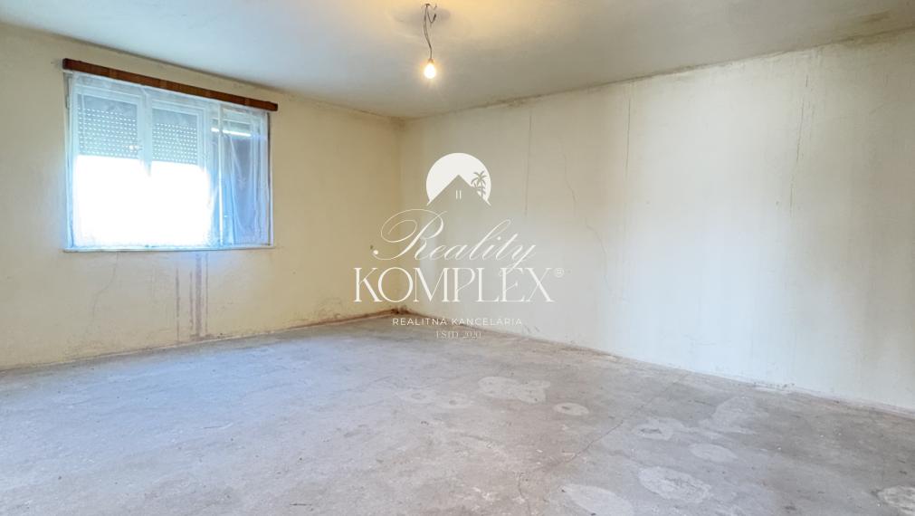 Iba u nás !!! Reality Komplex s.r.o., Vám exkluzívne ponúka na predaj priestranný rodinný dom v pokojnej obci Pribeta !!!
