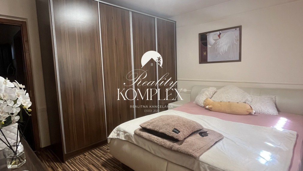 Reality KOMPLEX s.r.o. Vám EXKLUZÍVNE ponúka na predaj priestranný 3-izbový byt
