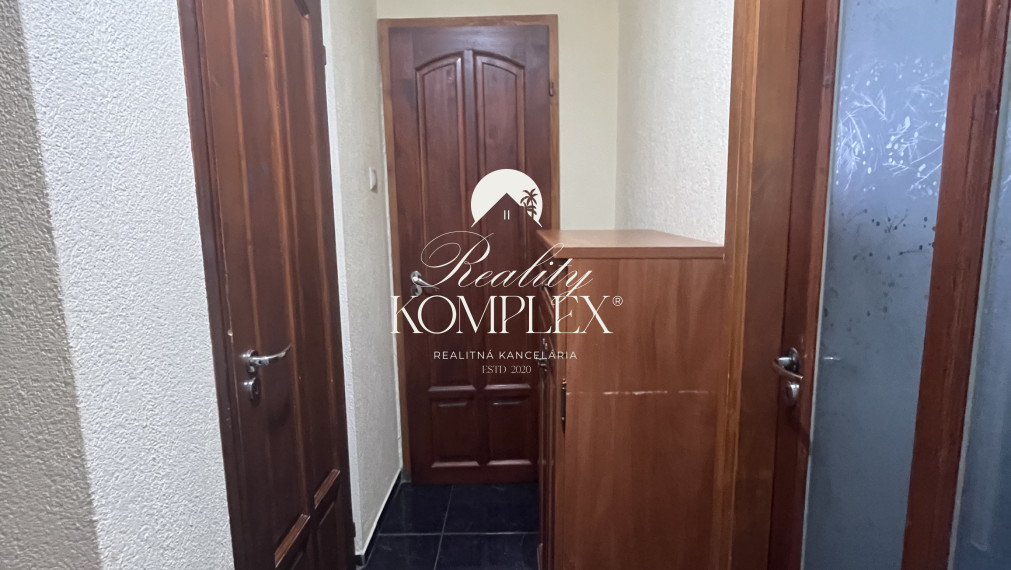 Reality KOMPLEX s.r.o. Vám EXKLUZÍVNE ponúka na predaj priestranný 3-izbový byt