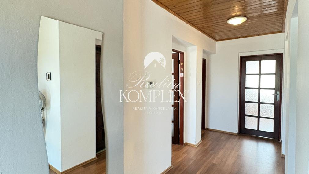 IBA U NÁS !!! Reality Komplex s.r.o. Vám ponúka na predaj pekný priestranný 4-izbový rodinný dom v obci Marcelová !!!