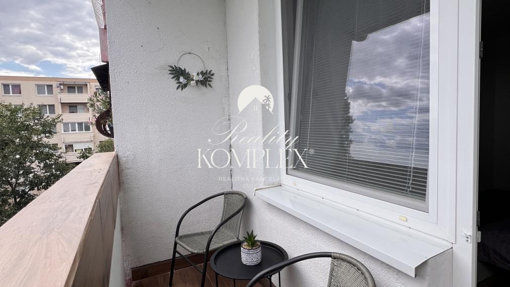 Reality KOMPLEX s.r.o. ponúka na PRENÁJOM krásny 1-izbový byt s loggiou v Dunajskej Strede na Neratovickom námestí.