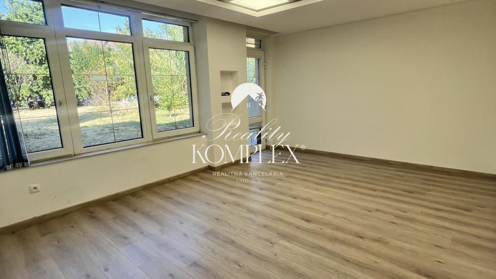 Reality KOMPLEX s.r.o. Vám ponúka na prenájom  pekný, slnečný obchodno-kancelársky priestor