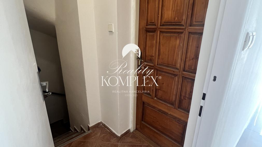 Reality KOMPLEX s.r.o. Vám ponúka na prenájom  pekný, slnečný obchodno-kancelársky priestor
