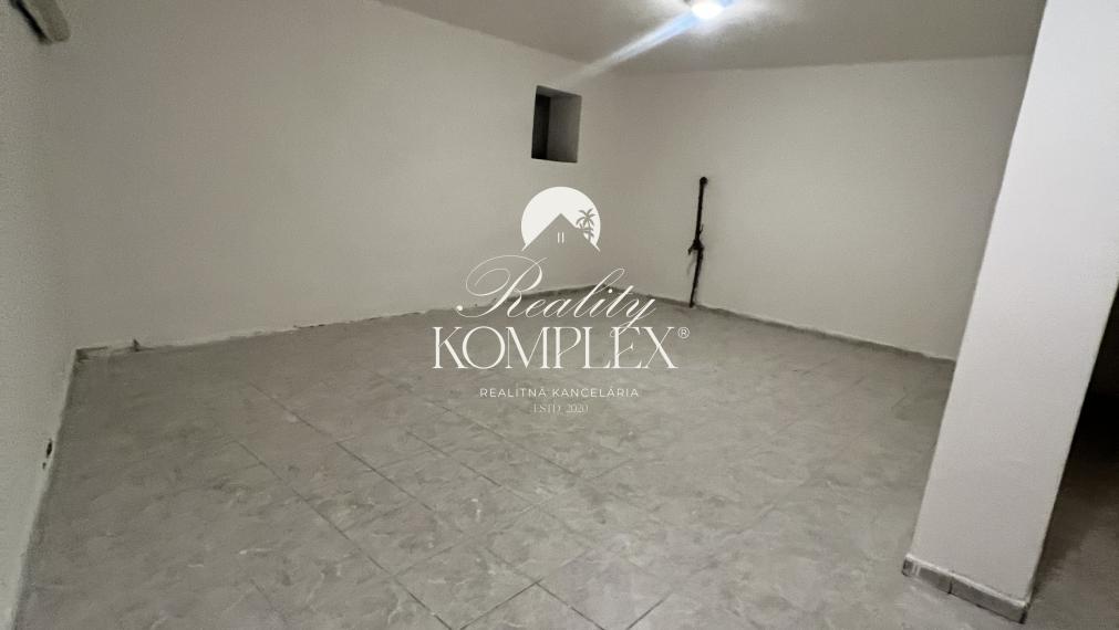 Reality KOMPLEX s.r.o. Vám ponúka na prenájom  pekný, slnečný obchodno-kancelársky priestor