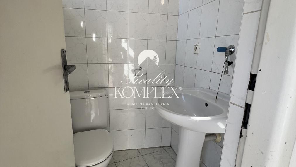 Reality KOMPLEX s.r.o. Vám ponúka na prenájom  pekný, slnečný obchodno-kancelársky priestor