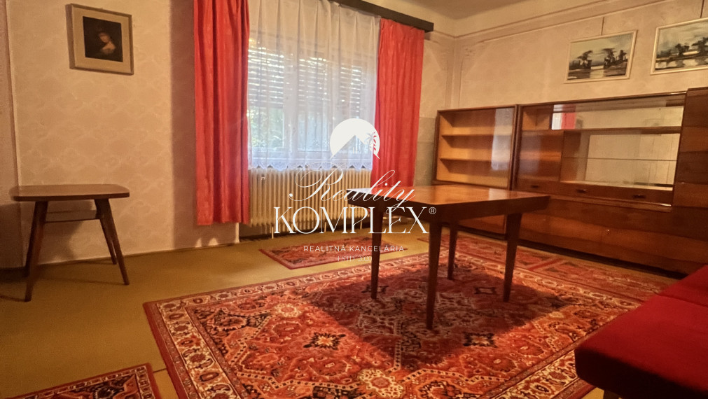 VEĽKORYSÝ RODINNÝ DOM  S VÝNIMOČNÝM PRIESTOROM A POZEMKOM V POKOJNEJ ČASTI KOMÁRNA (NOVÁ STRÁŽ) - na PREDAJ