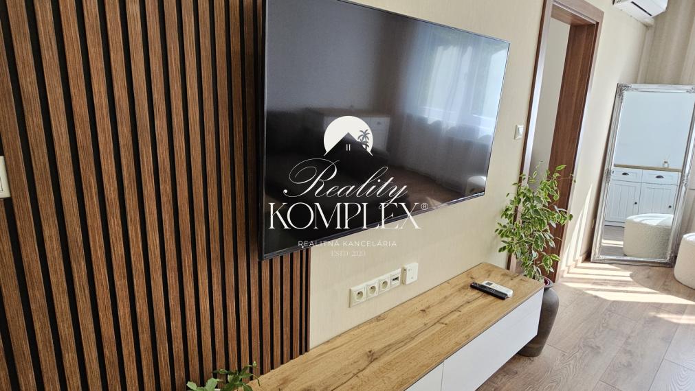 Reality KOMPLEX s.r.o. ponúka na prenájom priestranný 2-izbový byt s loggiou na VII. sídlisku v Komárne
