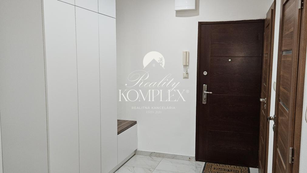 Reality KOMPLEX s.r.o. ponúka na prenájom priestranný 2-izbový byt s loggiou na VII. sídlisku v Komárne