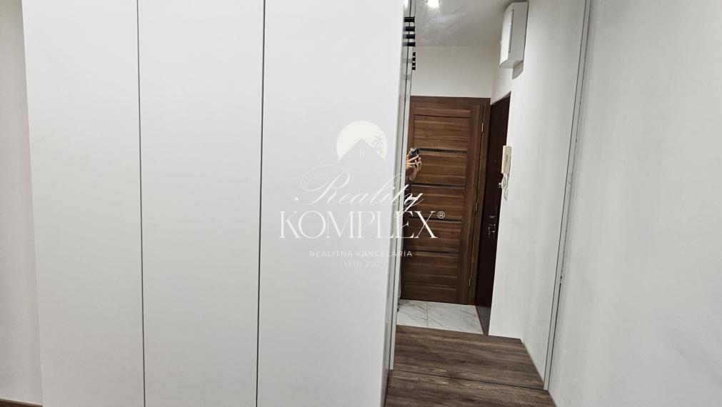 Reality KOMPLEX s.r.o. ponúka na prenájom priestranný 2-izbový byt s loggiou na VII. sídlisku v Komárne