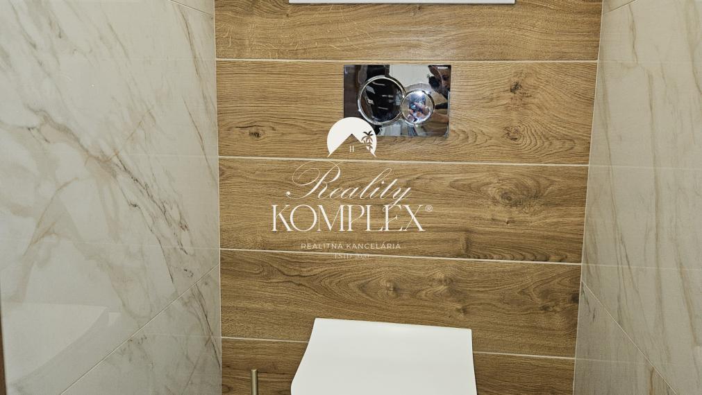 Reality KOMPLEX s.r.o. ponúka na prenájom priestranný 2-izbový byt s loggiou na VII. sídlisku v Komárne
