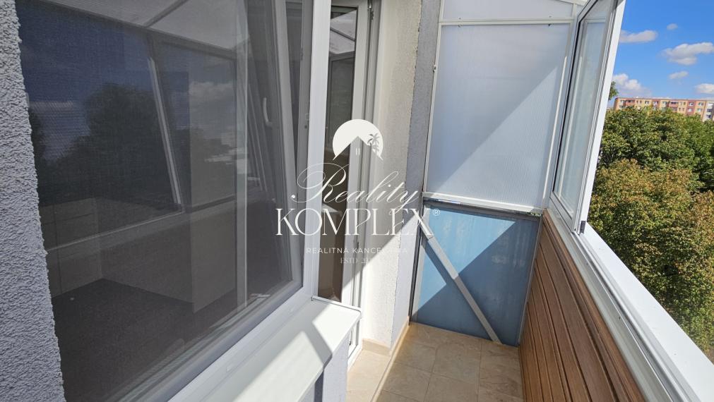 Reality KOMPLEX s.r.o. ponúka na prenájom priestranný 2-izbový byt s loggiou na VII. sídlisku v Komárne