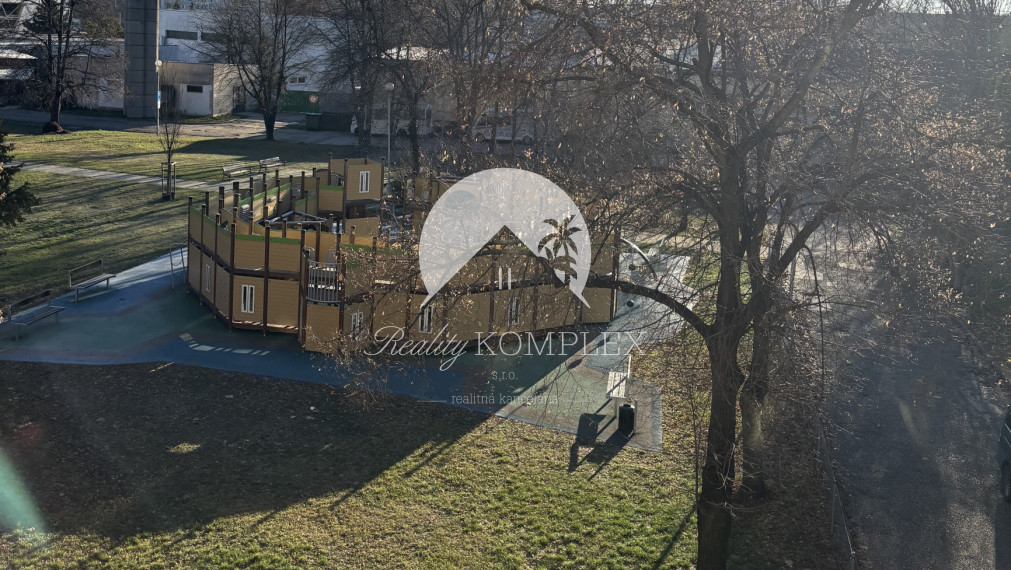 Iba u nás Vám Reality KOMPLEX s.r.o., ponúka na prenájom exkluzívny, nadštandardne zariadený trojizbový byt v atraktívnej lokalite, 250 m od centra mesta Komárno.