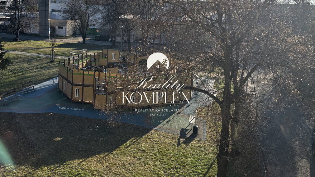 Iba u nás Vám Reality KOMPLEX s.r.o., ponúka na prenájom exkluzívny, nadštandardne zariadený trojizbový byt v atraktívnej lokalite, 250 m od centra mesta Komárno.