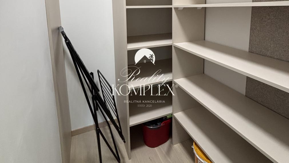 Iba u nás Vám Reality KOMPLEX s.r.o., ponúka na prenájom štýlový  jednoizbový byt neďaleko od centra  mesta Komárno.