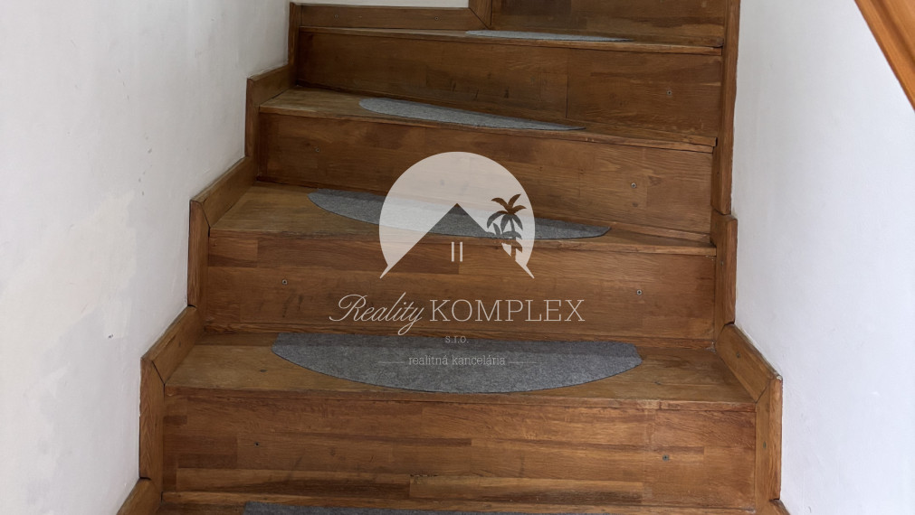 Reality komplex s.r.o., Vám  ponúka na prenájom útulný 1 izbový byt s lodžiou neďaleko od centra mesta Komárno !