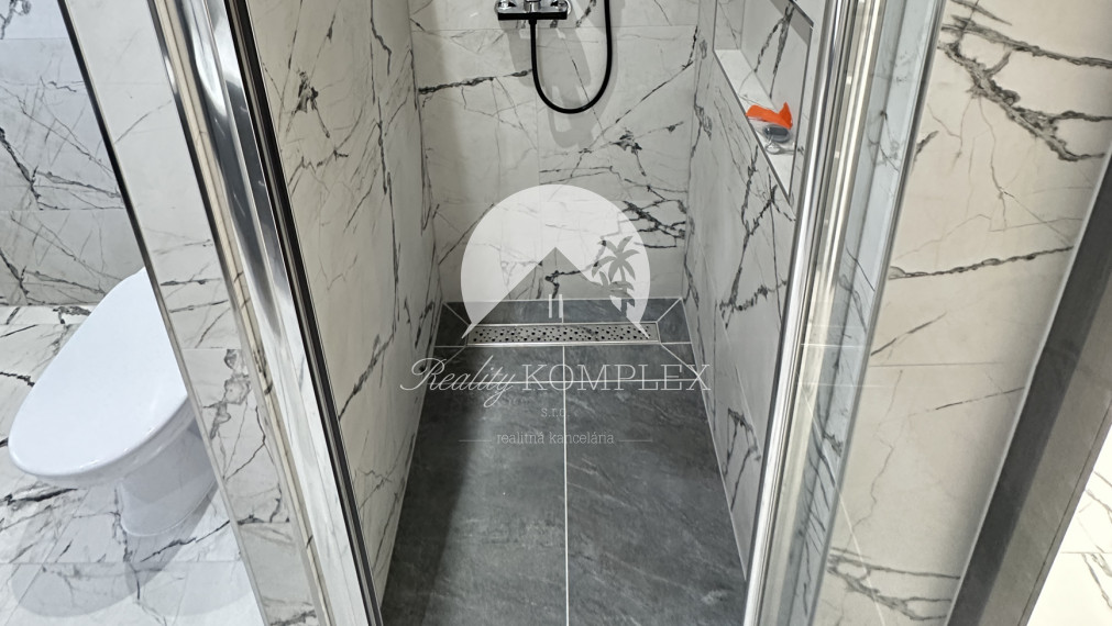 Reality KOMPLEX vám ponúka na predaj modernú novostavbu 5-izbového rodinného domu