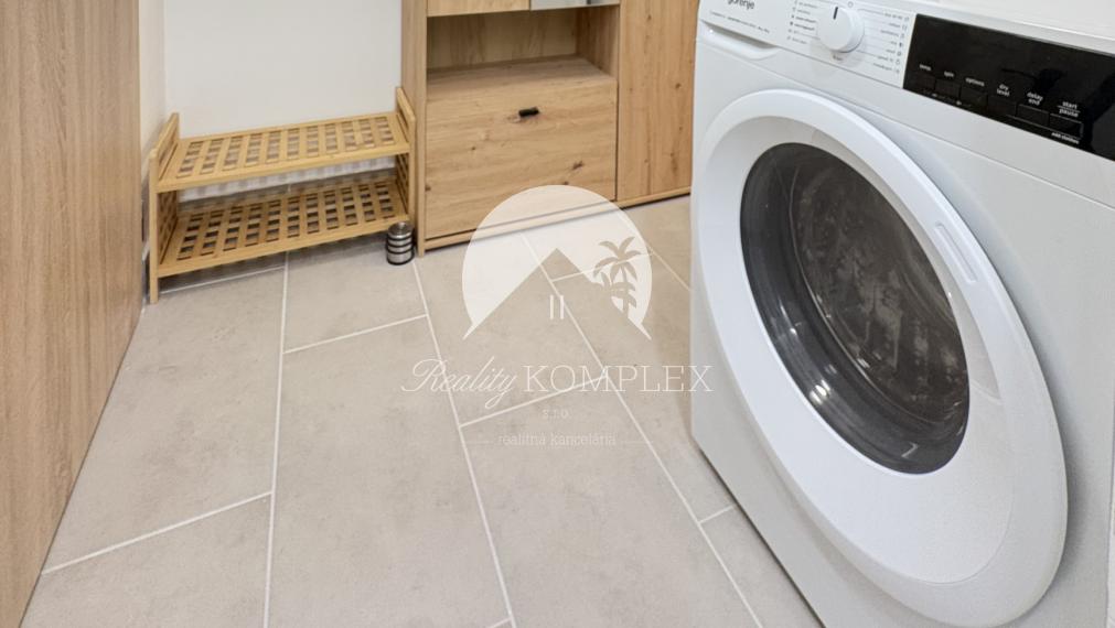 Reality KOMPLEX s.r.o.,Vám ponúka od spoľahlivého majiteľa na prenájom, čerstvo a moderne zrekonštruovanú, kompletne zariadenú garsonku vo výbornej lokalite v Komárne !!!