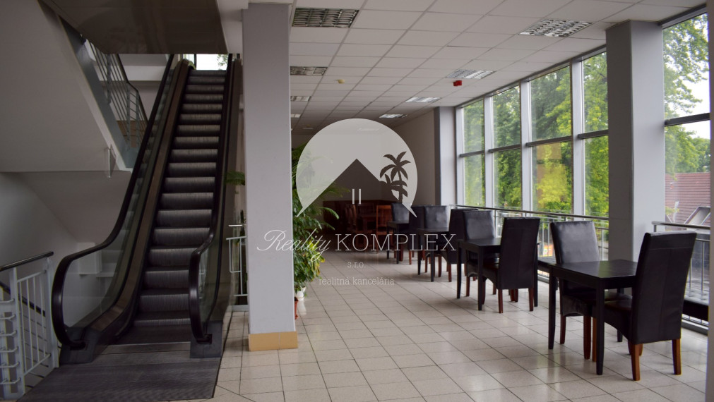 Kiadásra kínálunk üzlet helységeket, irodai helységeket Komárom központjában