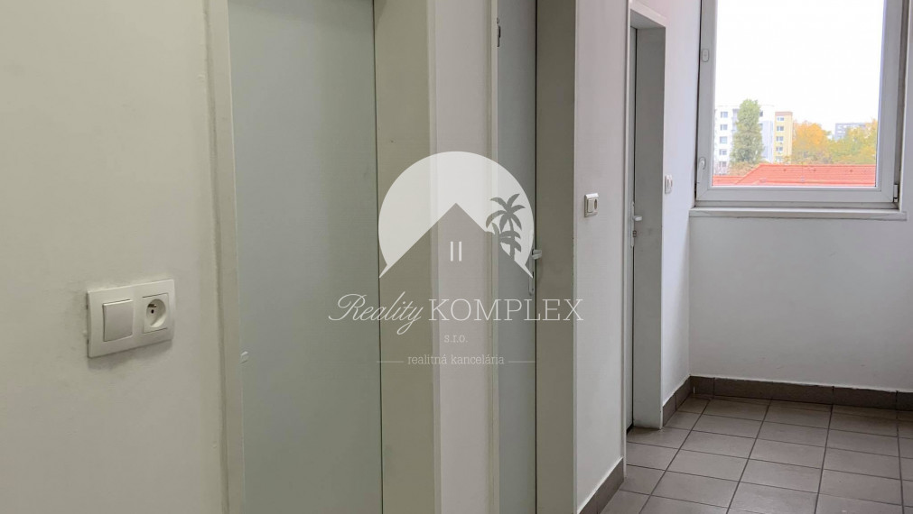 Kiadásra kínálunk üzlet helységeket, irodai helységeket Komárom központjában