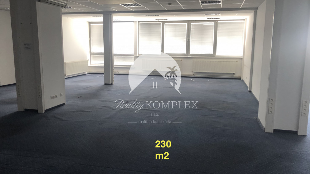 Kiadásra kínálunk üzlet helységeket, irodai helységeket Komárom központjában