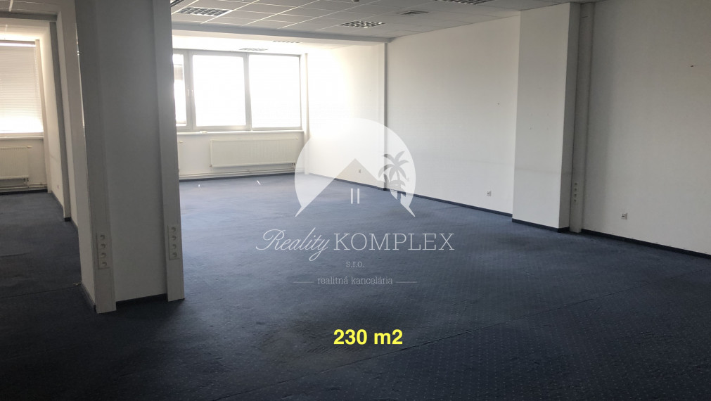 Kiadásra kínálunk üzlet helységeket, irodai helységeket Komárom központjában