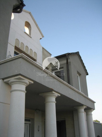 Reality KOMPLEX s.r.o. Vám ponúka na PREDAJ dohodou Rodinnú vilu v rekreačnej oblasti pri Dunaji Moča!