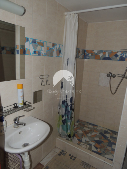 Reality KOMPLEX s.r.o. Vám ponúka na PREDAJ viacgeneračný rodinný dom len 60 km od BA!!