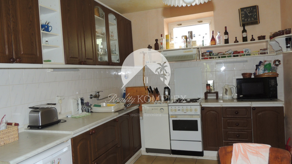 Reality KOMPLEX s.r.o. Vám ponúka na PREDAJ viacgeneračný rodinný dom len 60 km od BA!!