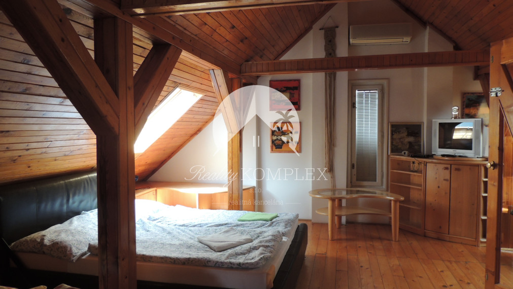 Reality KOMPLEX s.r.o. Vám ponúka na PREDAJ viacgeneračný rodinný dom len 60 km od BA!!