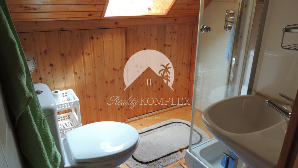 Reality KOMPLEX s.r.o. Vám ponúka na PREDAJ viacgeneračný rodinný dom len 60 km od BA!!