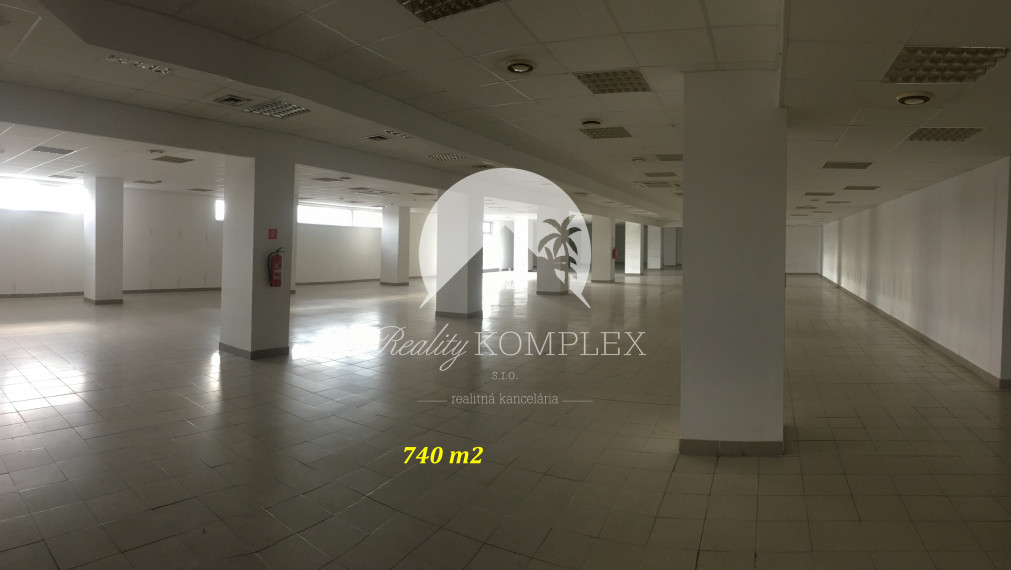 Kiadásra kínálunk üzlet helységeket, irodai helységeket Komárom központjában